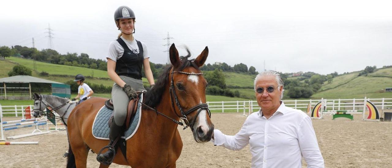 Jesús Kocina, en sus instalaciones de Hípica Porceyo, junto a Helena Linares, a lomos de «Cabriole  Tame». | Marcos León