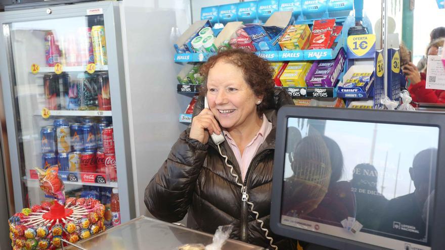 Sara Carballo, vendedora del Gordo en la avenida Buenos Aires: “Nunca estuve tan contenta como hoy. Es un décimo, pero el único de A Coruña”