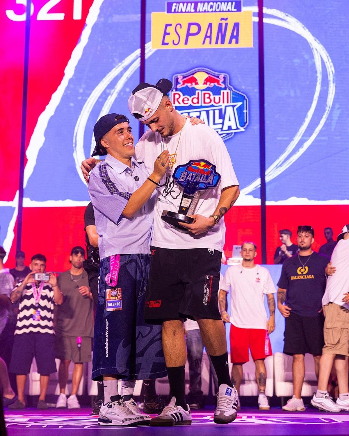 Bnet recibe el trofeo de las manos del anterior ganador, el asturiano Gazir.