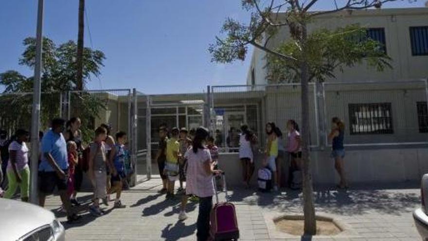 Aulas prefabricadas del colegio Manjón Cervantes de Alicante, cuya parcela quiere ceder el Ayuntamiento al Consell para uno de los nuevos centros concertados.