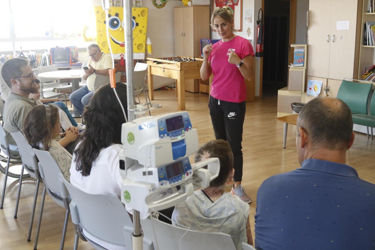 Belén Recio da una charla a niños en el Reina Sofía.
