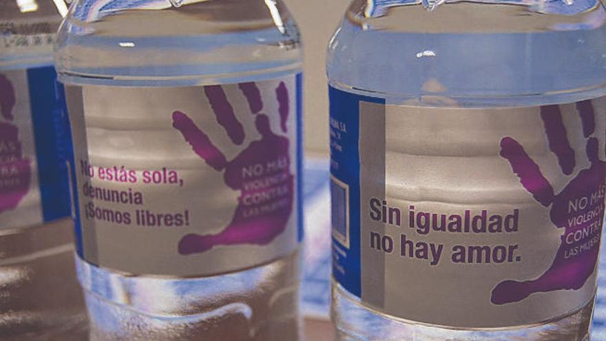 Frases contra la violencia machista en medio millón de botellas de agua -  El Día