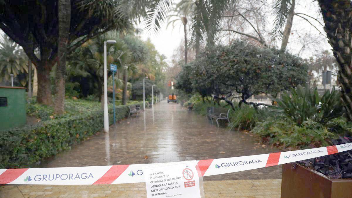 Imagen de un parque de la capital malagueña cerrado ante el aviso de Aemet