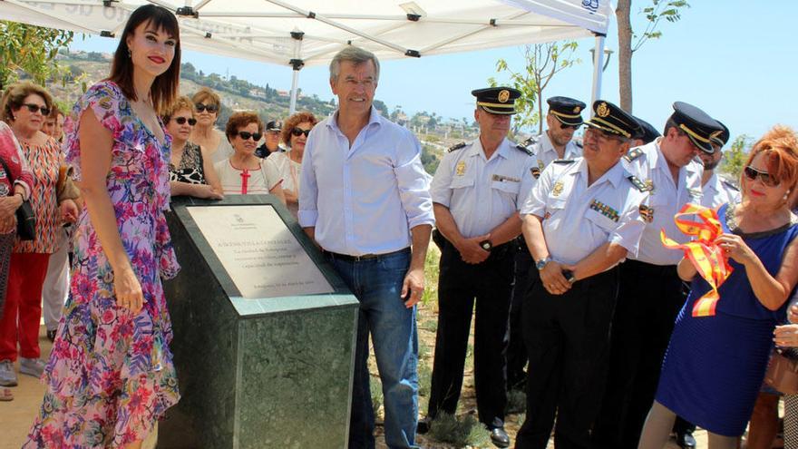 Momento de descubrimiento de la placa de homenaje a Irene Villa.