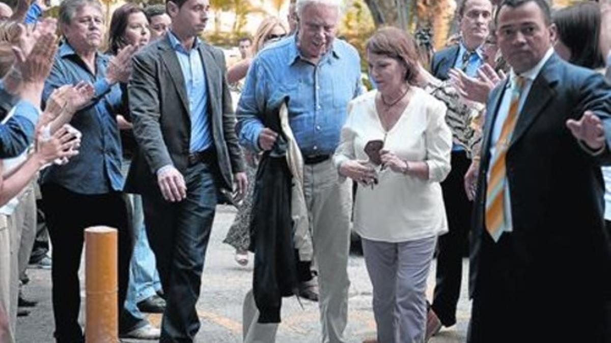 González saluda a la esposa de Ledezma, al llegar a su casa, ayer en Caracas.