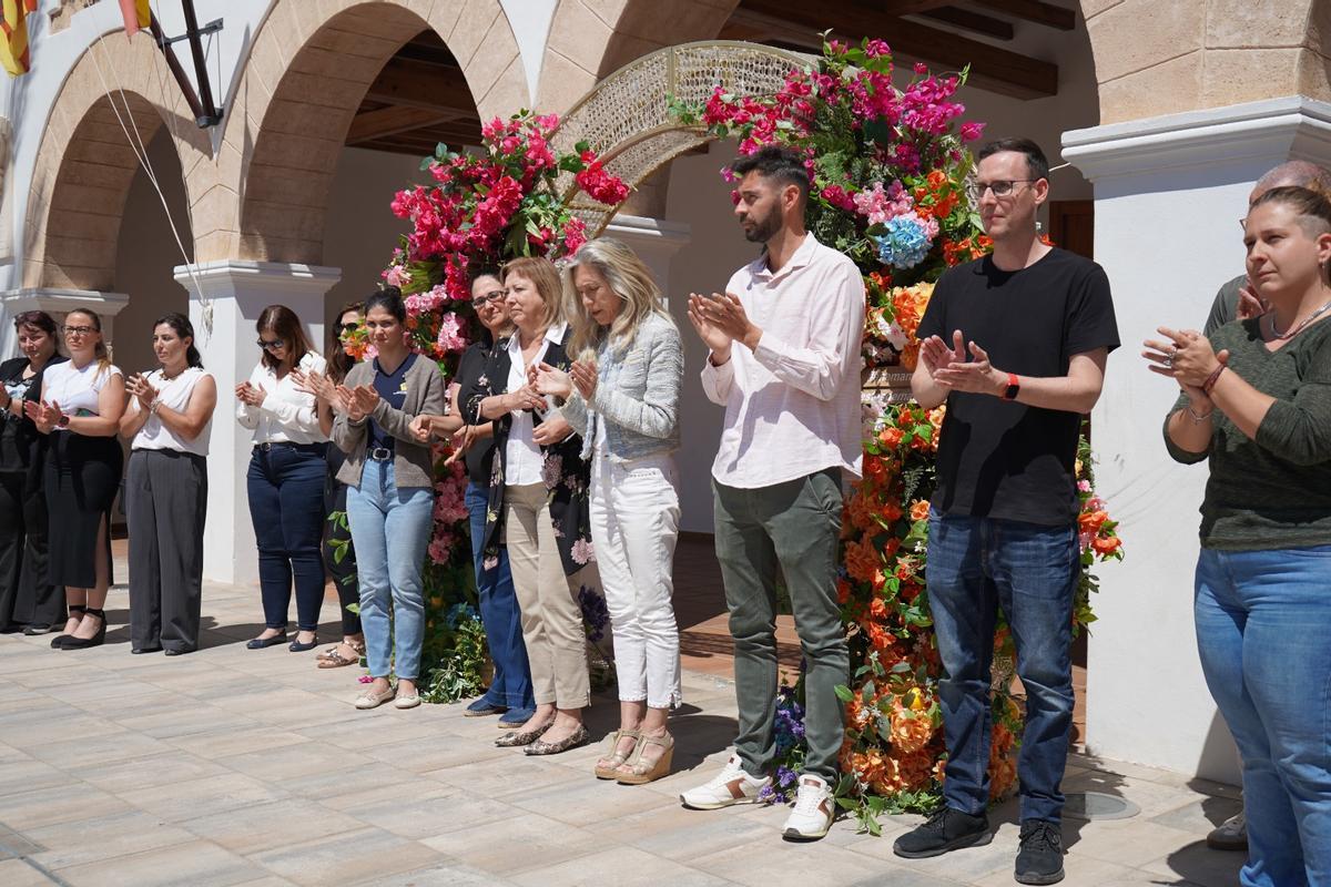 Representantes de Santa Eulària en las puertas del ayuntamiento
