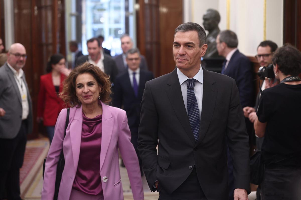 María Jesús Montero y el presidente Pedro Sánchez salen del último Pleno del Congreso de la exvicepresidenta.