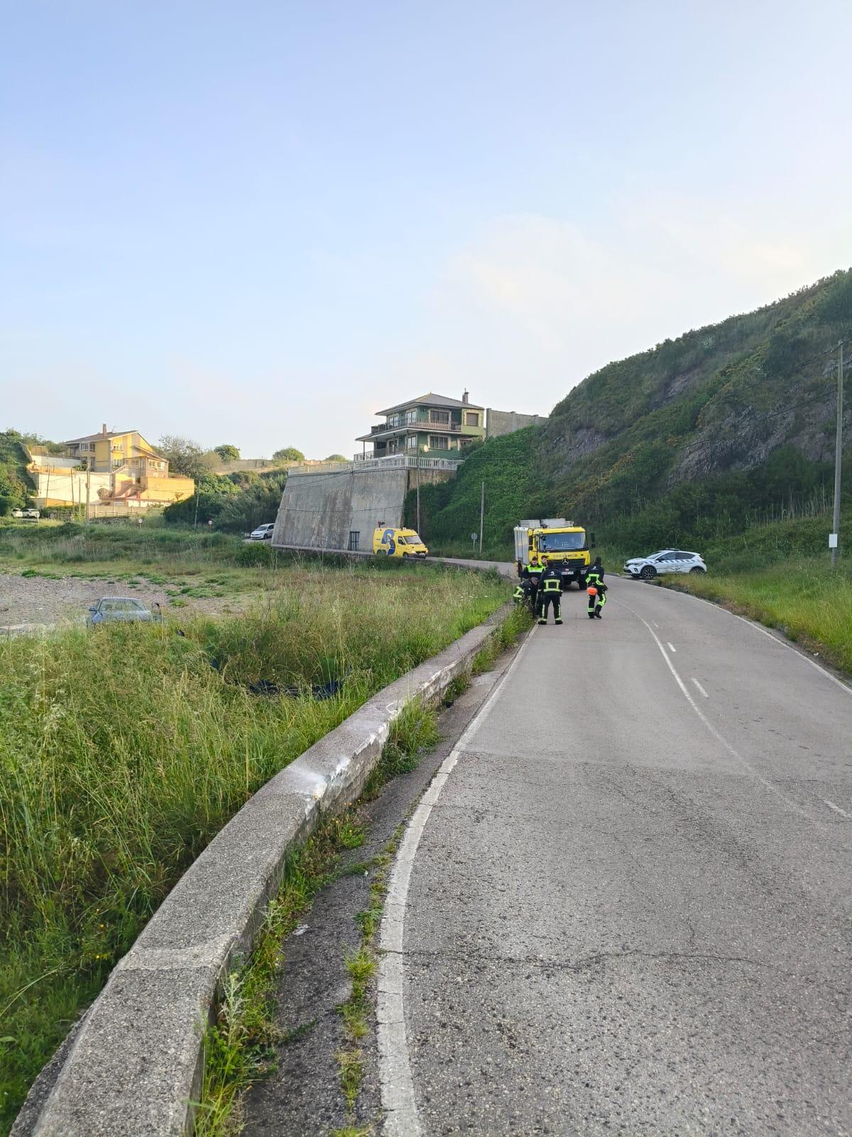 Vehículos de Bomberos en la zona donde se salió de la carretera el vehículo accidentado en El Arañón