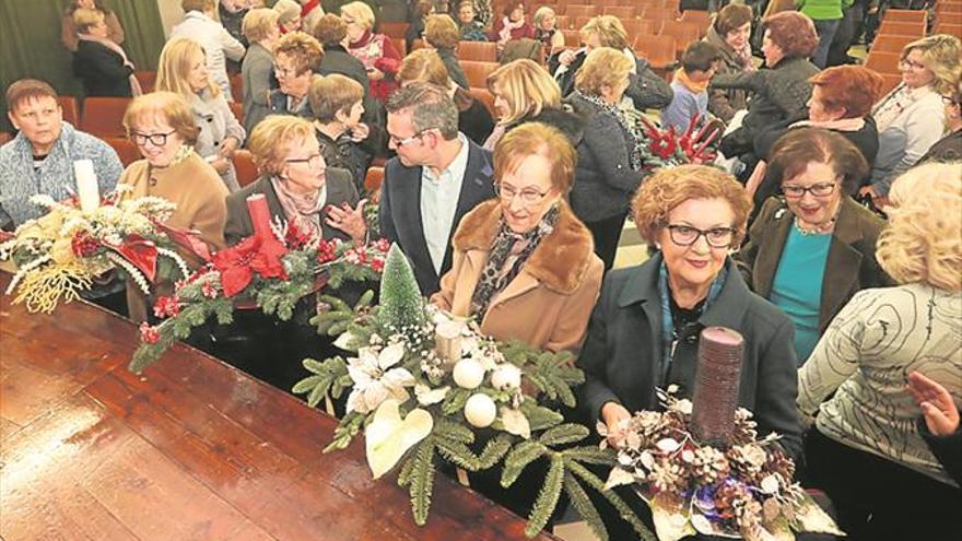 Confeccionan conjuntos florales para la Navidad