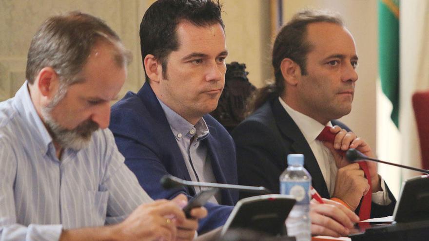 Gonzalo Sichar, Alejandro Carvallo y Juan Cassá durante un pleno en el Ayuntamiento.