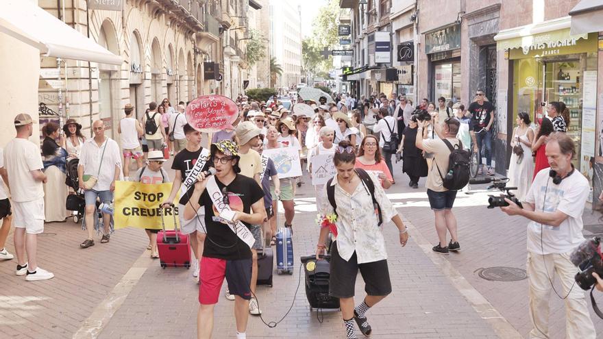 Unas 50 personas salen a pasear por Palma disfrazados de &quot;guiris&quot; para protestar contra la masificación turística
