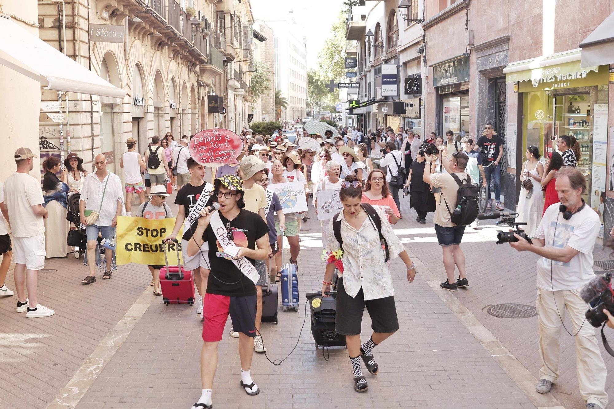 Unas 50 personas salen a pasear por Palma disfrazados de &quot;guiris&quot; para protestar contra la masificación turística