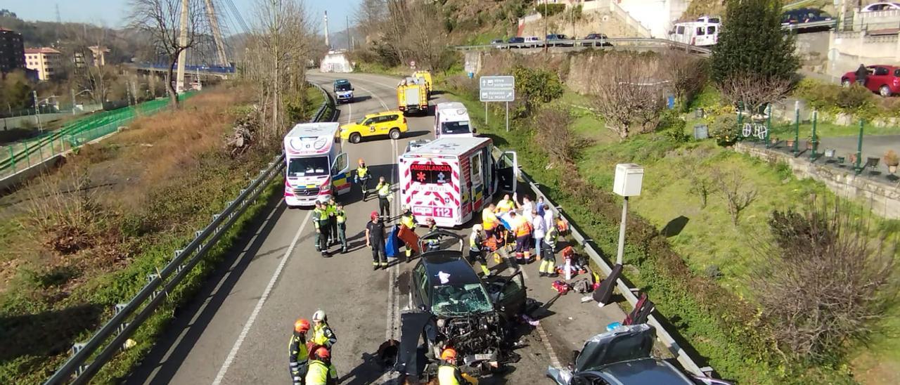 Un momento del grave accidente de tráfico en el Corredor del Nalón.