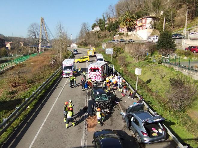 Grave accidente de tráfico en el Corredor del Nalón, con al menos un muerto, un herido muy grave y varios lesionados más