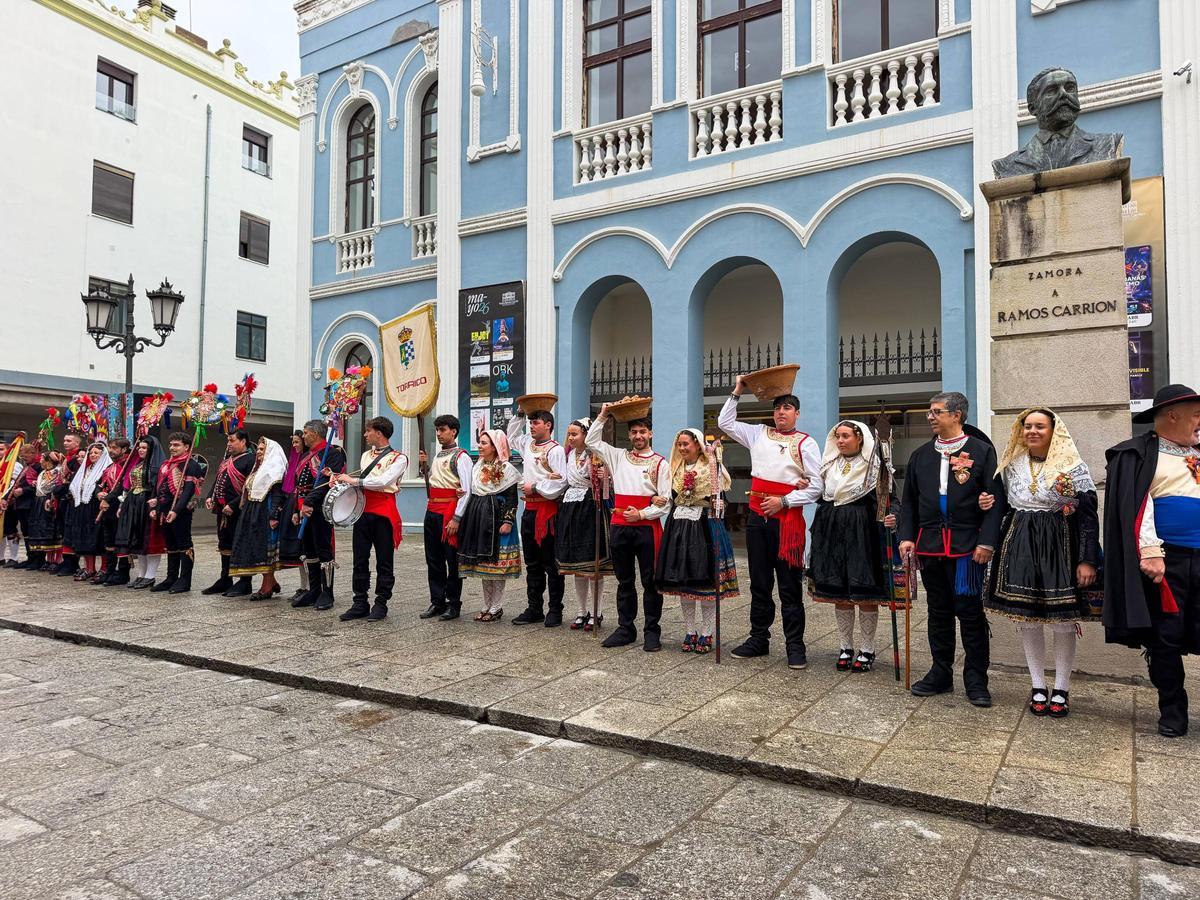 Desfile de indumentaria tradicional