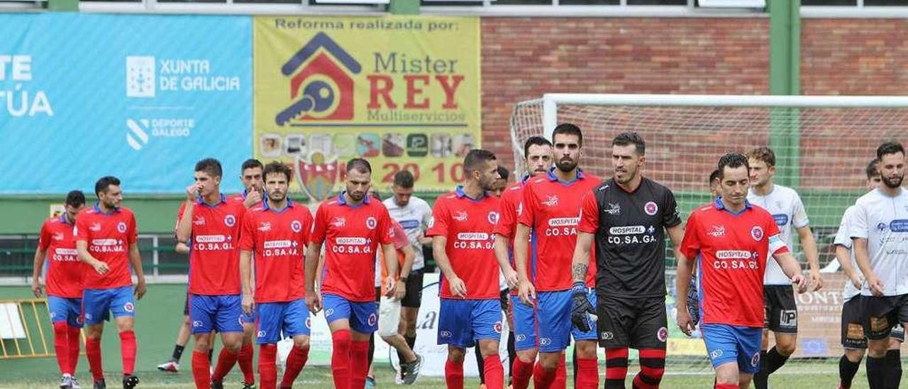 La salida de los equipos de la UD Ourense y Ourense CF el pasado domingo, en el estadio de O Couto. // Iñaki Osorio