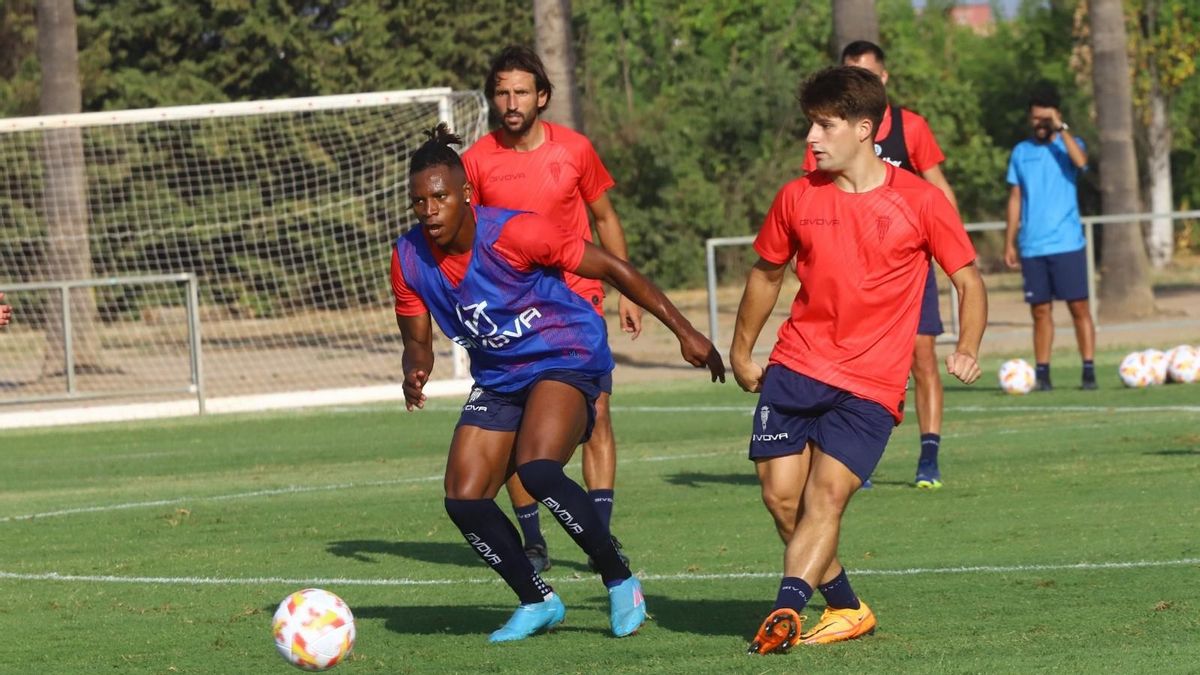 Manolillo, Cedric Teguia y Álex Bernal, durante un lance de una sesión en la Ciudad Deportiva.