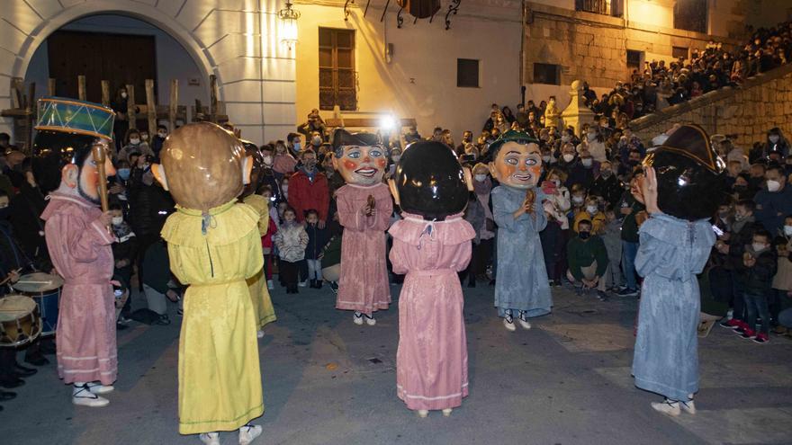 Ontinyent se vuelca en la &quot;retreta&quot; y el desfile de &quot;Gegants i Cabets&quot; por las fiestas de la Purísima