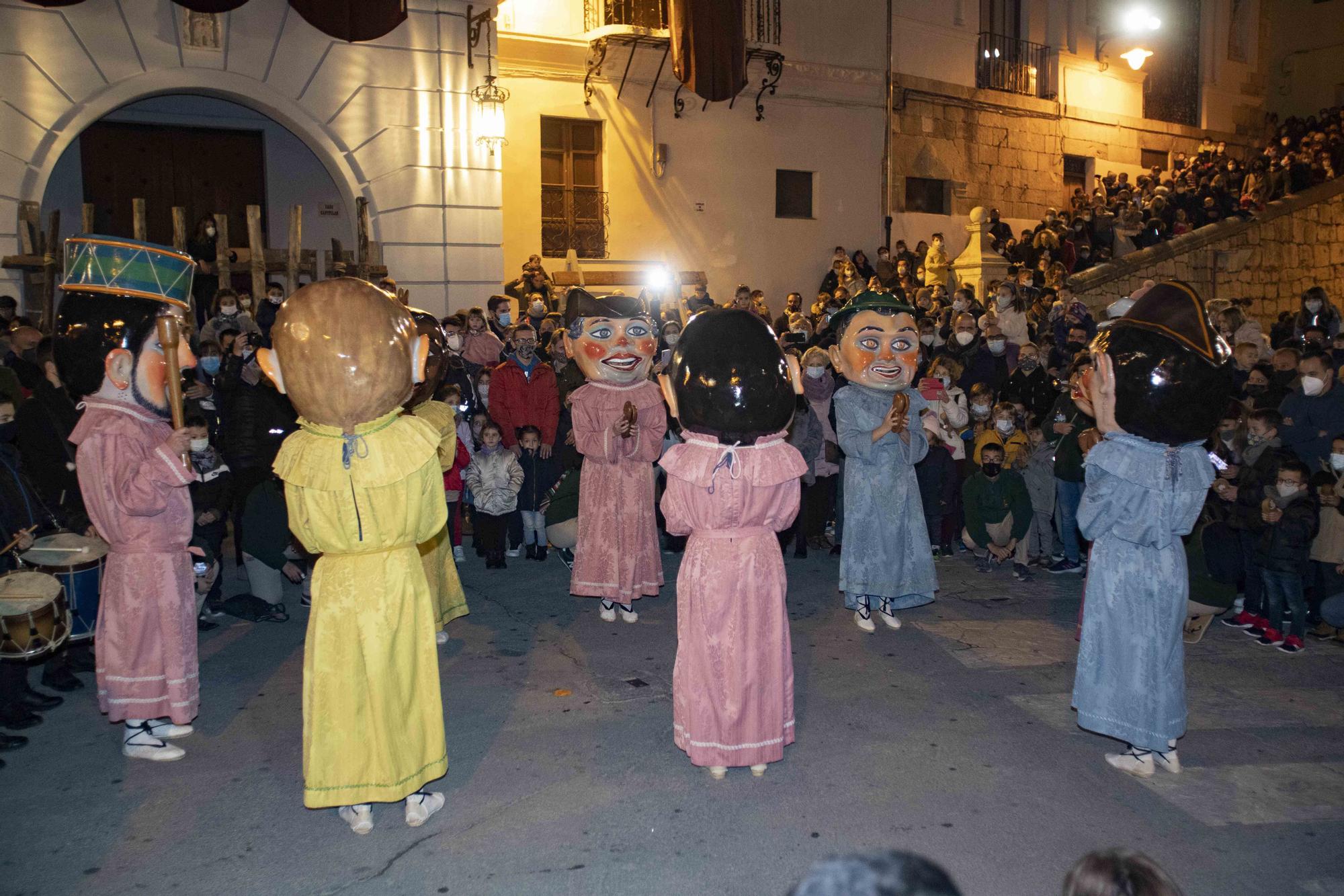 Ontinyent se vuelca en la "retreta" y el desfile de "Gegants i Cabets" por las fiestas de la Purísima