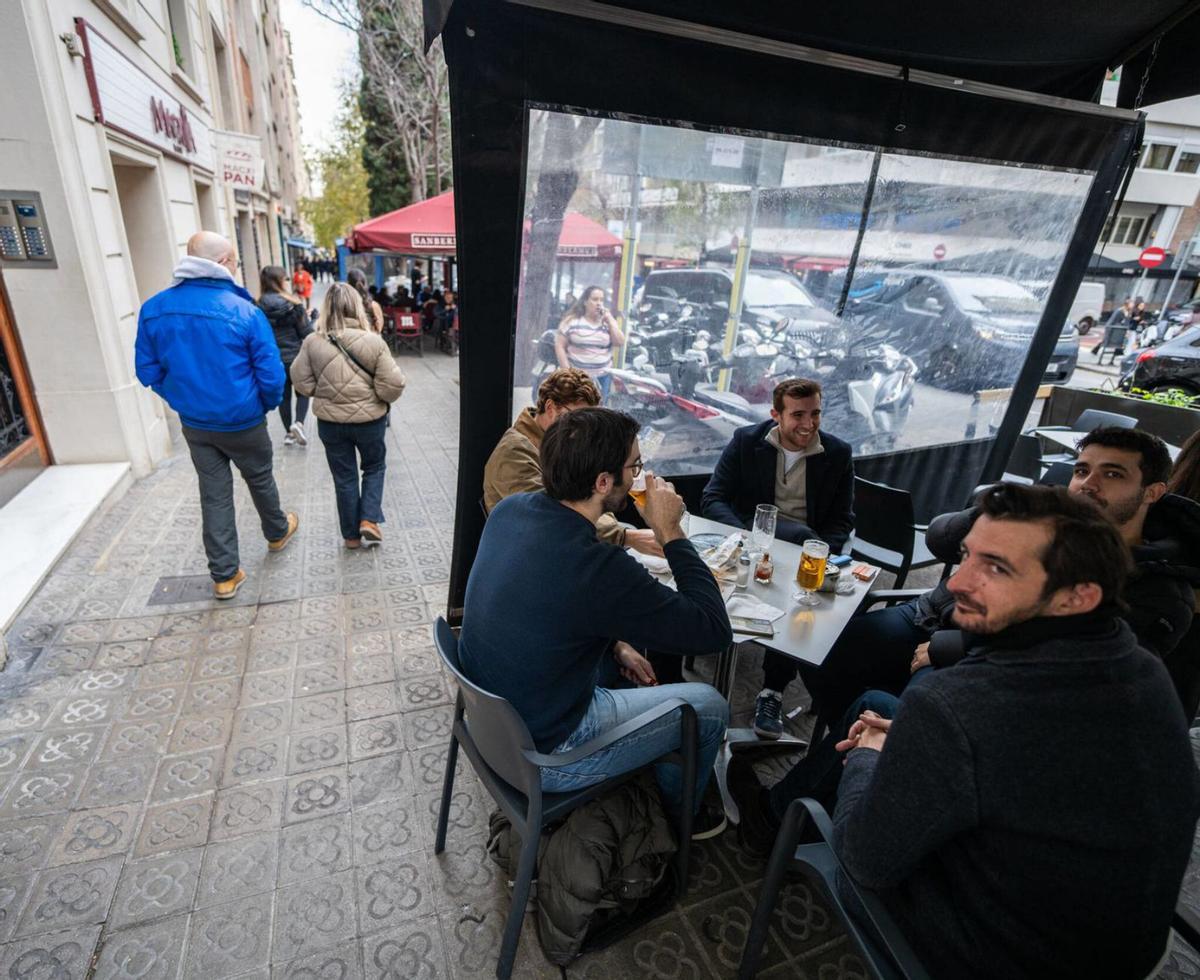 El botellot torna a Mandri el dia 25 amb les terrasses tancades a la tarda El botellot torna a Mandri el dia 25 amb les terrasses tancades a la tarda