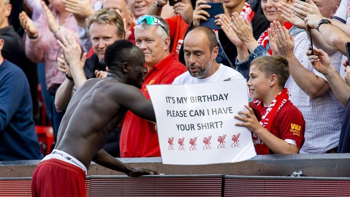 Mane regala su camiseta a un niño en Anfield tras ganar al Newcastle.