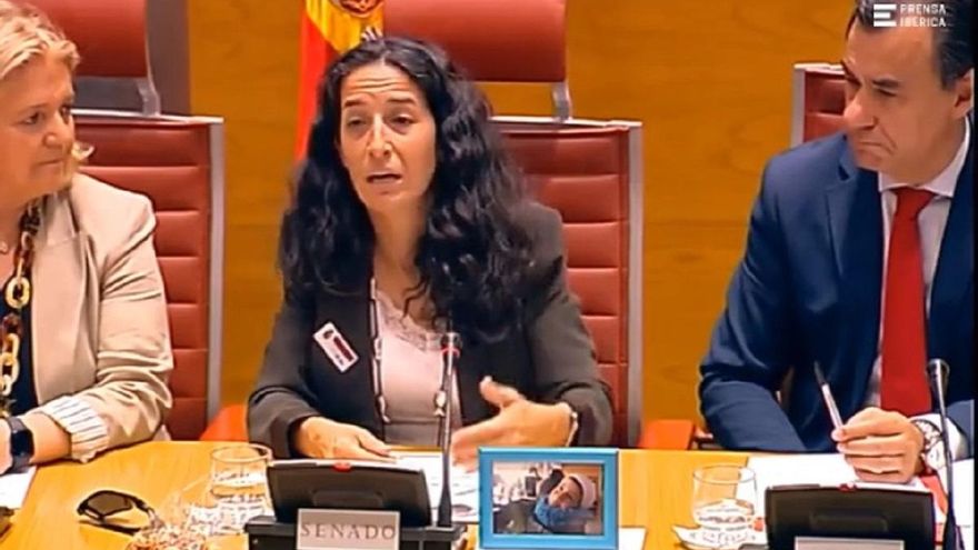 Martínez-Maíllo, junto a la madre del pequeño Gabriel en su comparecencia en el Senado