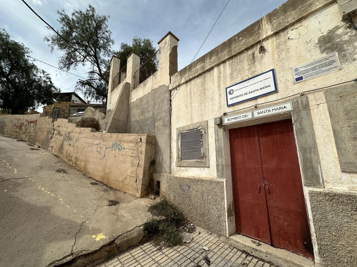 Puerta de los depósitos a pie de calle.