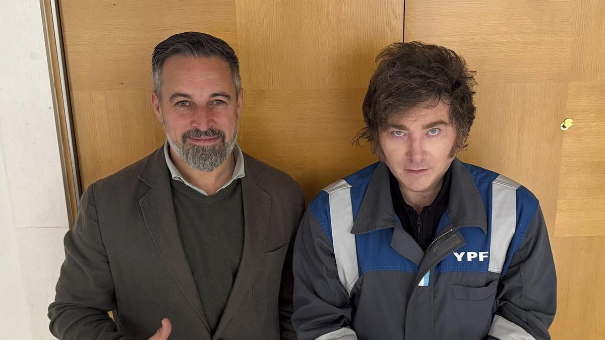 MILEI ABASCAL | El presidente de Argentina se reúne en Madrid con el líder de Vox vestido con un mono de trabajo de la petrolera YPF