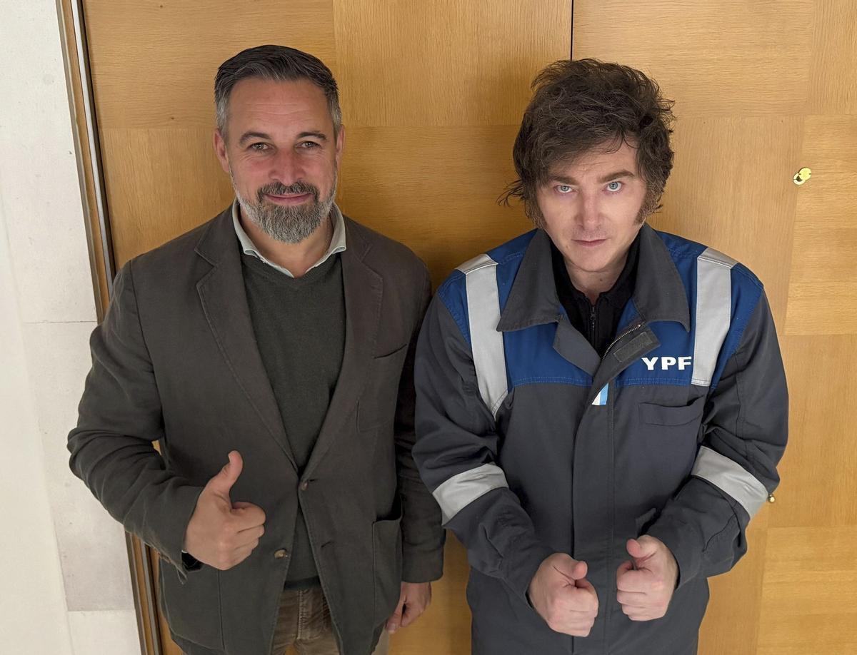 Milei se reúne con Abascal en Madrid vestido con un mono de trabajo de la petrolera YPF