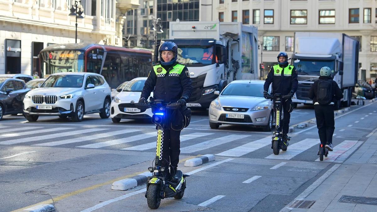 Patrulla móvil de la Policía Local para el control de patinetes
