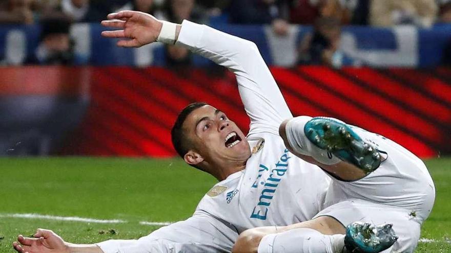 Cristiano Ronaldo se queja de una falta. // Juan Medina