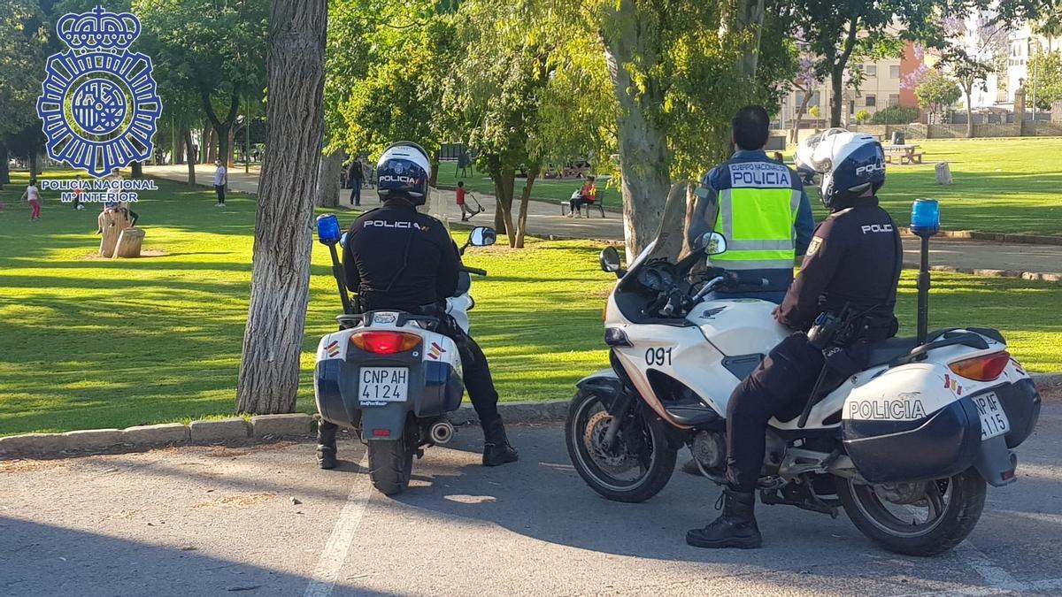 Agentes de la Policía Nacional en un parque público.