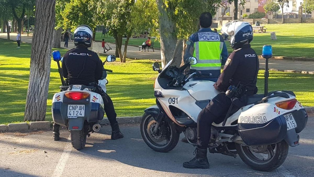 Agentes de la Policía Nacional en un parque público.