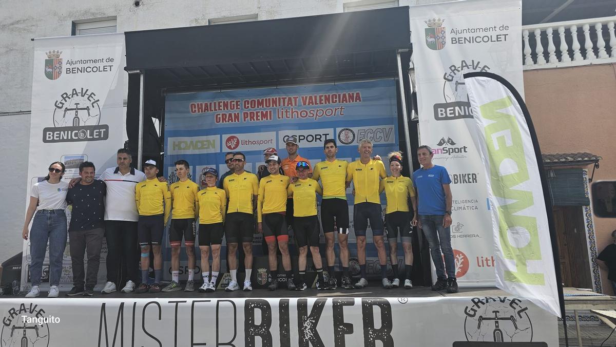Ciclistas en el podio de la prueba gravel de Benicolet.