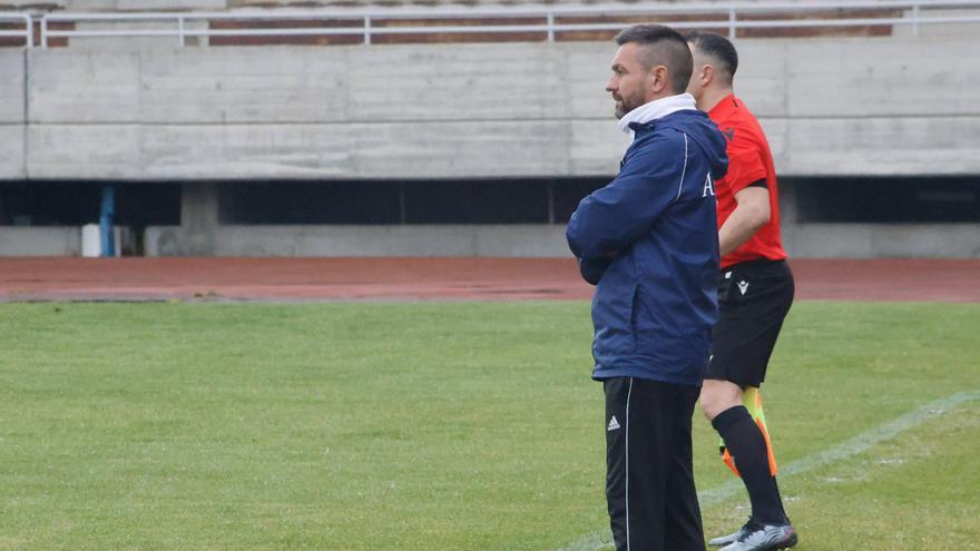 Míchel Alonso presenta su dimisión como entrenador del Compos tras la derrota en casa contra el Langreo