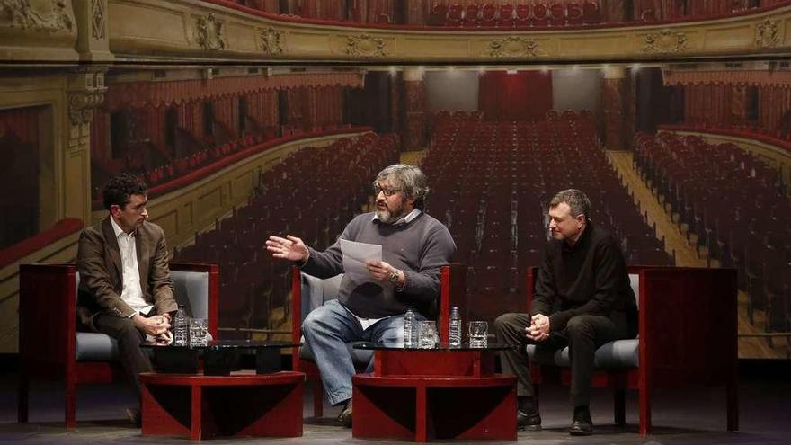 Juan Mayorga, Saúl Fernández y Ernesto Caballero, durante la charla celebrada en el Palacio Valdés.