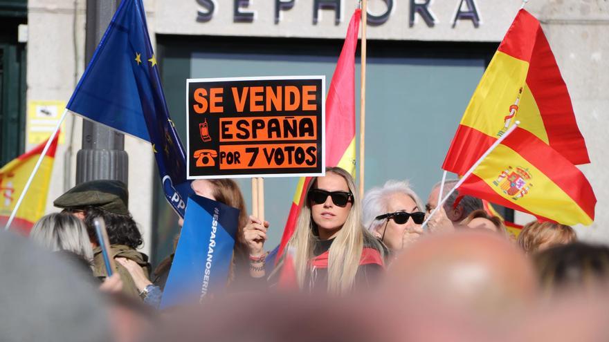 Unes 80.000 persones omplen la Puerta del Sol de Madrid per clamar contra l&#039;amnistia
