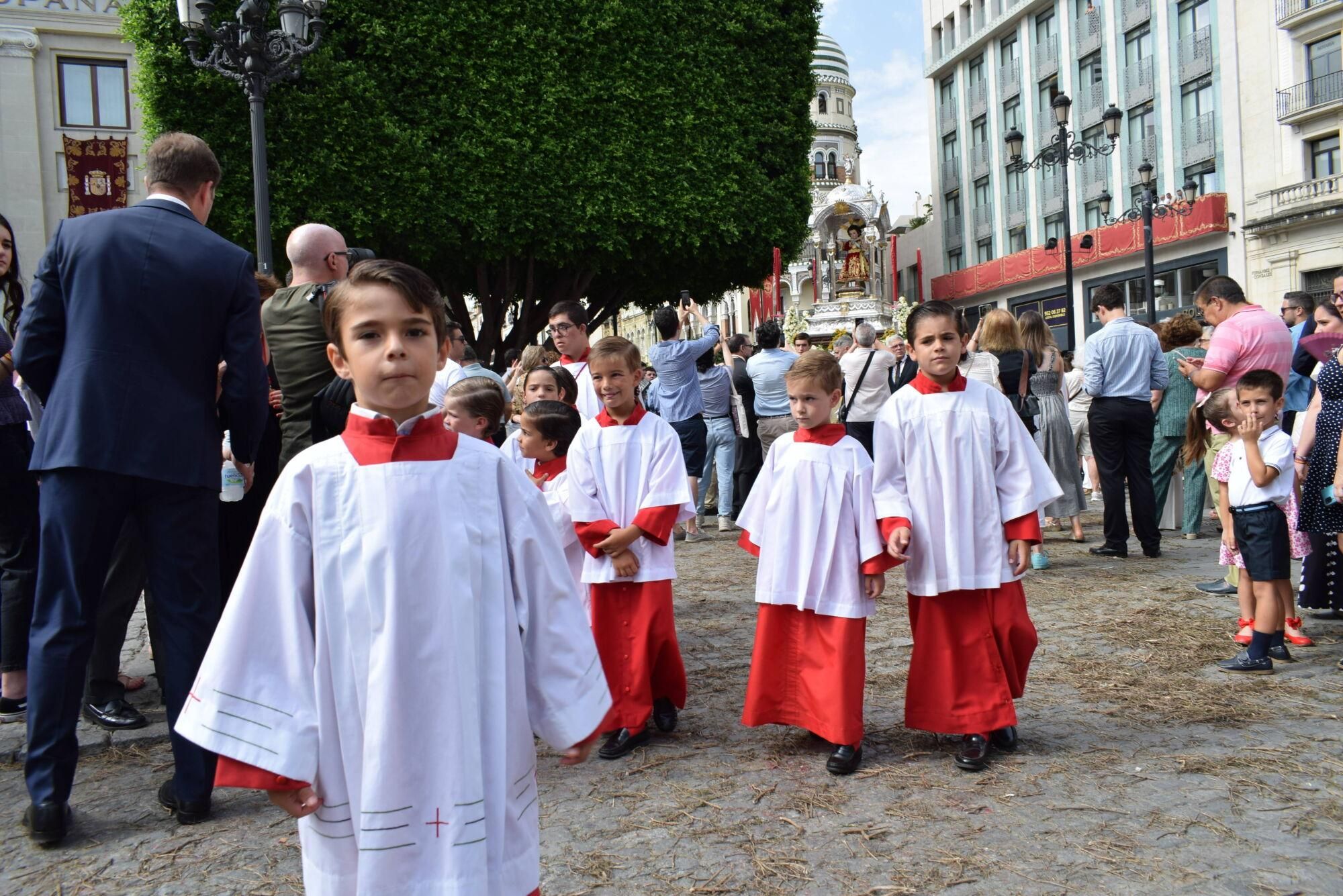 Monaguillos acompañana al paso del Niño Jesús en la procesión del Corpus de Sevilla