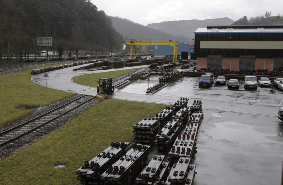 Las instalaciones de Mieres Rail, con la vía de servicio interna que conecta la factoría con la futura estación. | FERNANDO RODRÍGUEZ