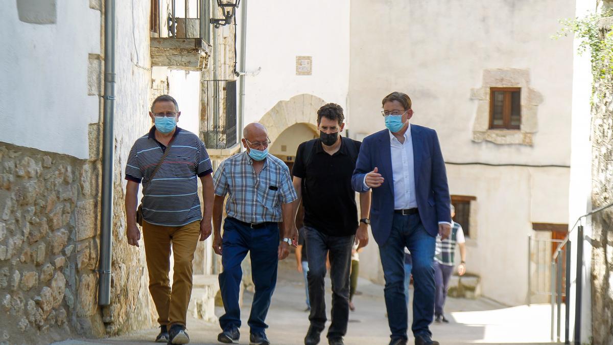 El presidente de la Generalitat, Ximo Puig, durante su visita a la localidad castellonense de Vallibona.