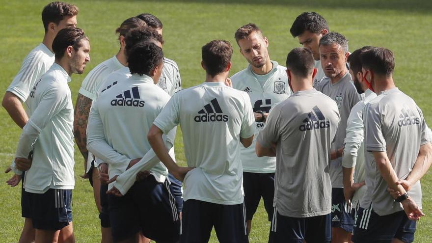 Luis Enrique charla con el grupo en un entrenamiento en Kiev