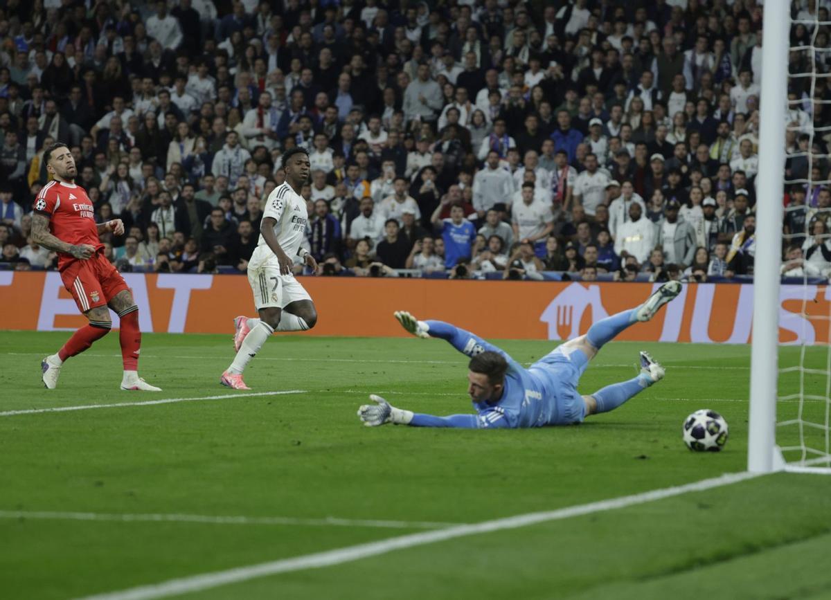 Courtois esbufega i Vinícius balla