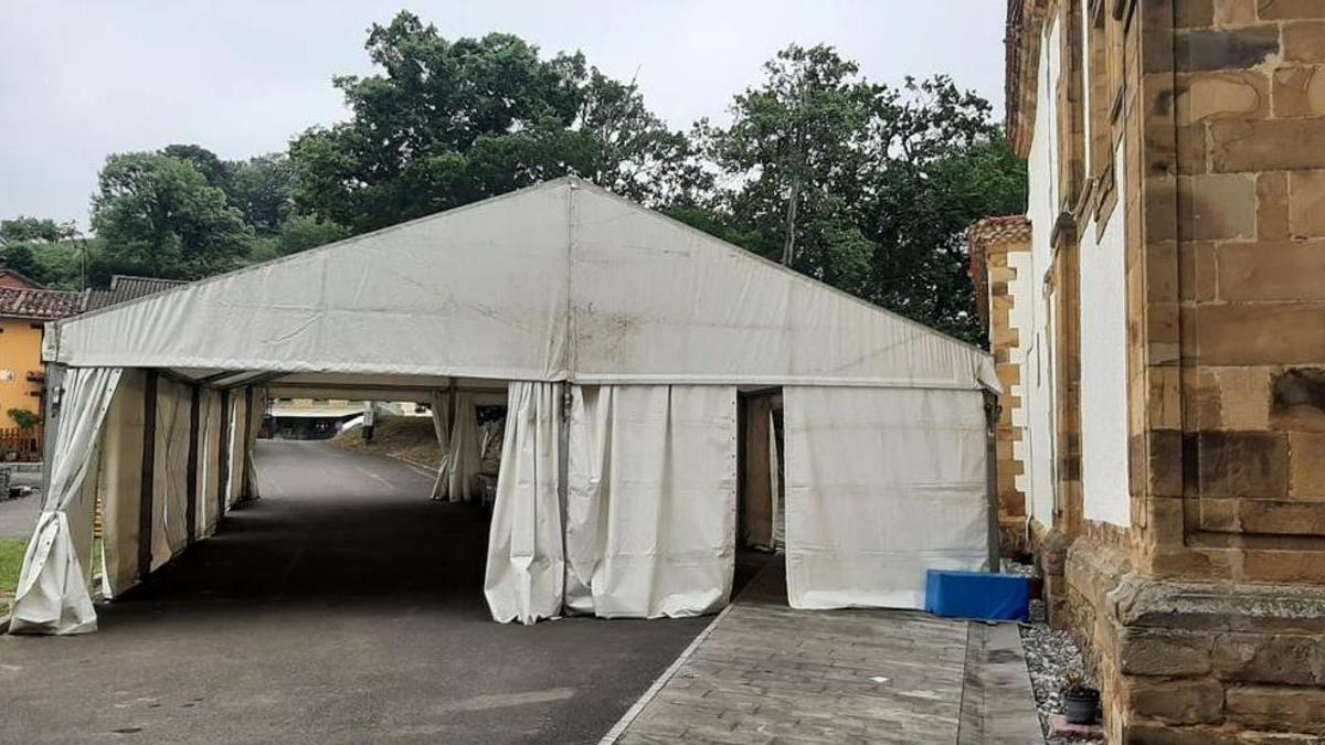 La carpa que se había colocado para celebrar el día del socio de la asociación vecinal de El Carbayu, con la ermita a la derecha.