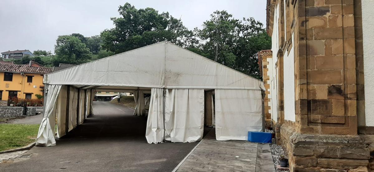 La carpa que se había colocado para celebrar el día del socio de la asociación vecinal de El Carbayu, con la ermita a la derecha.
