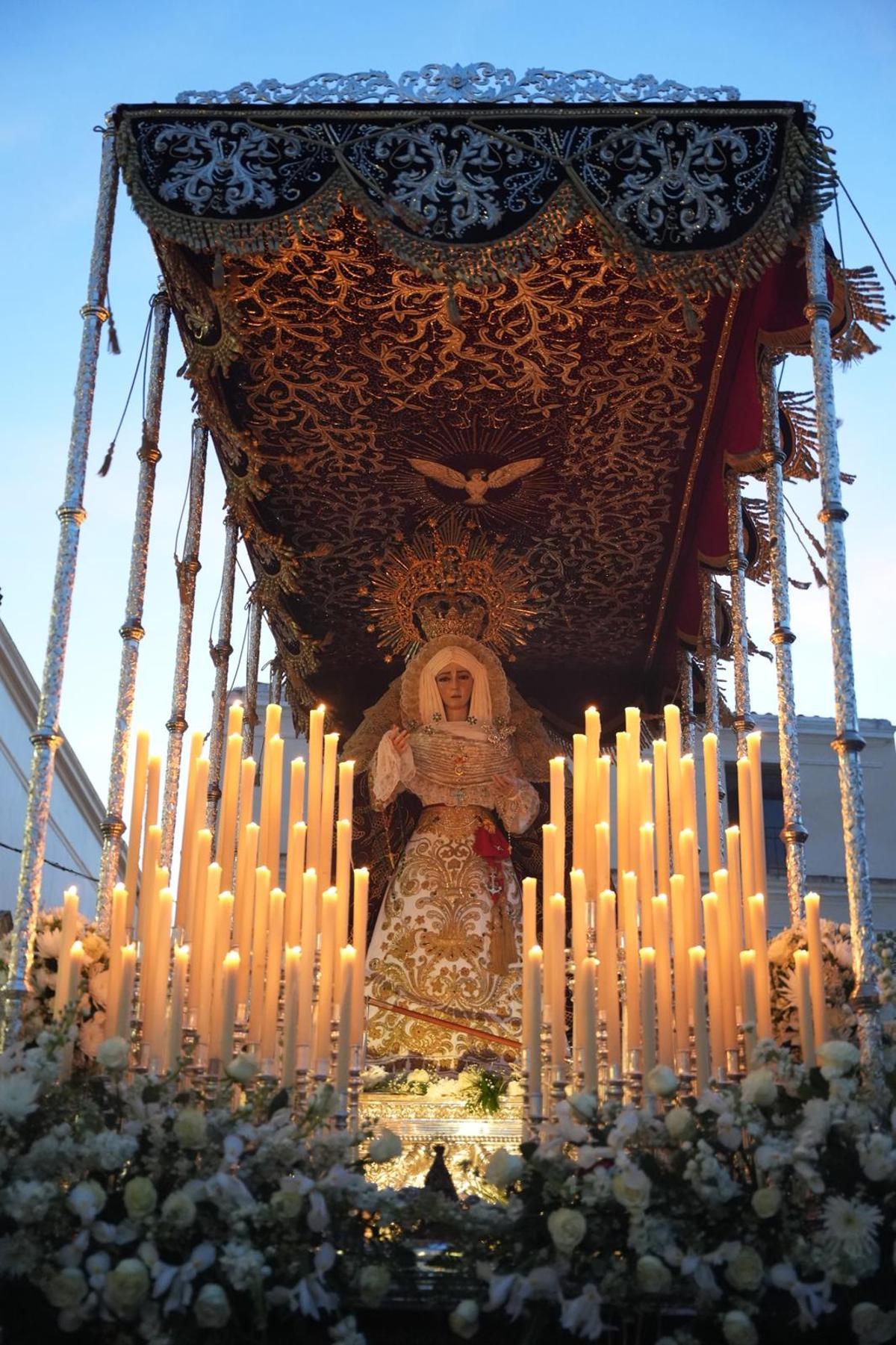 Nuestra Señora de la Esperanza a la salida en San Andrés.