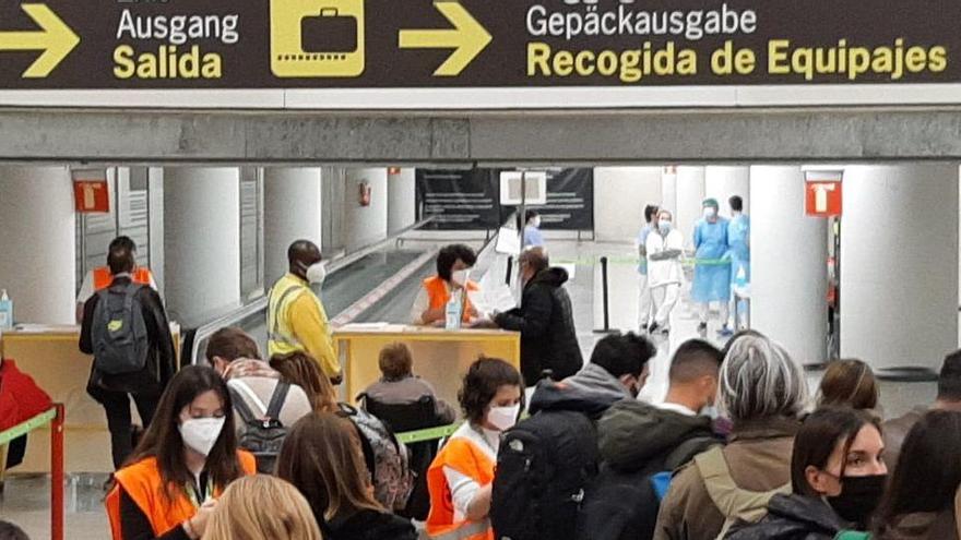 Kontrolle von Einreisenden am Flughafen Mallorca.