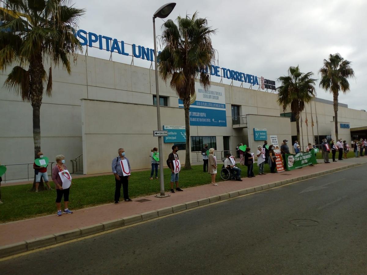 Imagen de archivo de una protesta frente al hospital de Torrevieja para pedir su reversión.