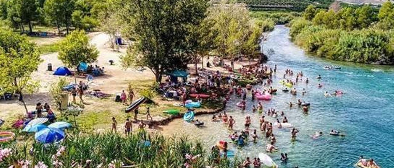 Sumacàrcer acota su playa fluvial: solo acepta 85 coches para evitar el colapso