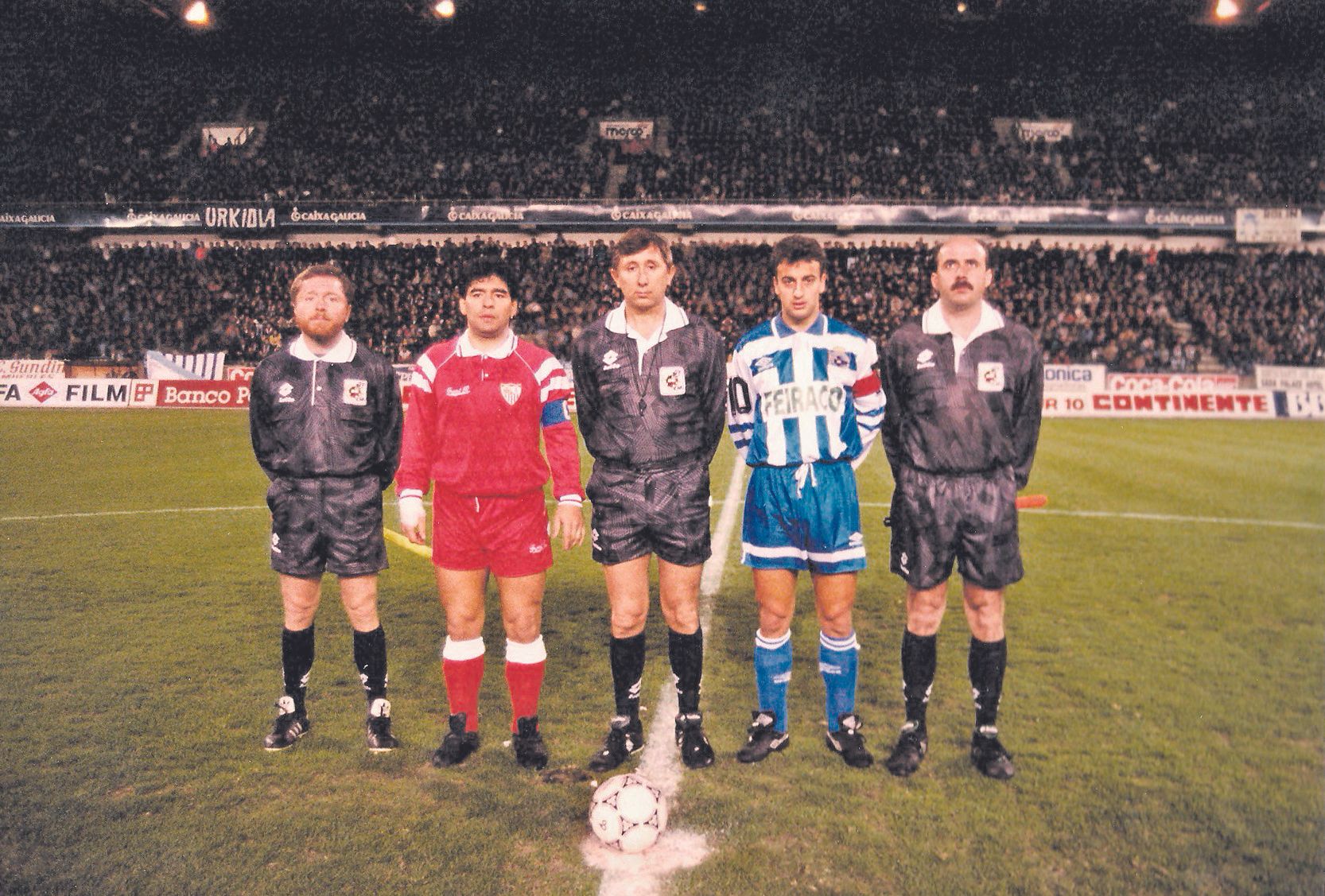 Biel Alemany (izda), junto a Diego Maradona en su etapa en Primera División.