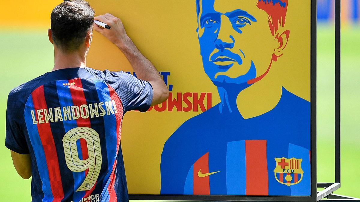 Así saltó Lewandowski al Camp Nou vestido de azulgrana